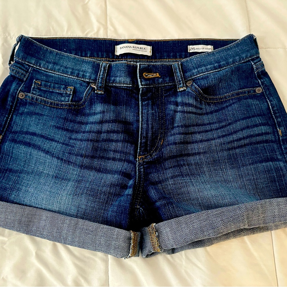 Banana Republic Women’s Size 4/6 (26) roll up denim shorts.